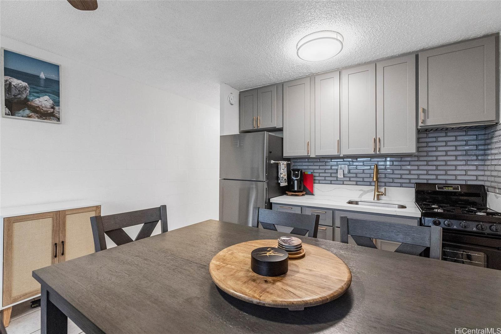 1863 Kaioʻo Drive, Unit 302 Honolulu, HI 96815 - Photo 4 of 10 large dining table area