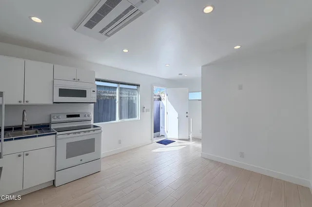 $2,000 | 118 Bardsdale Avenue, Oxnard, CA 93035