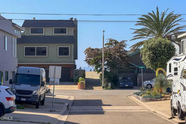 $1,800 | 118 Bardsdale Avenue, Oxnard, CA 93035