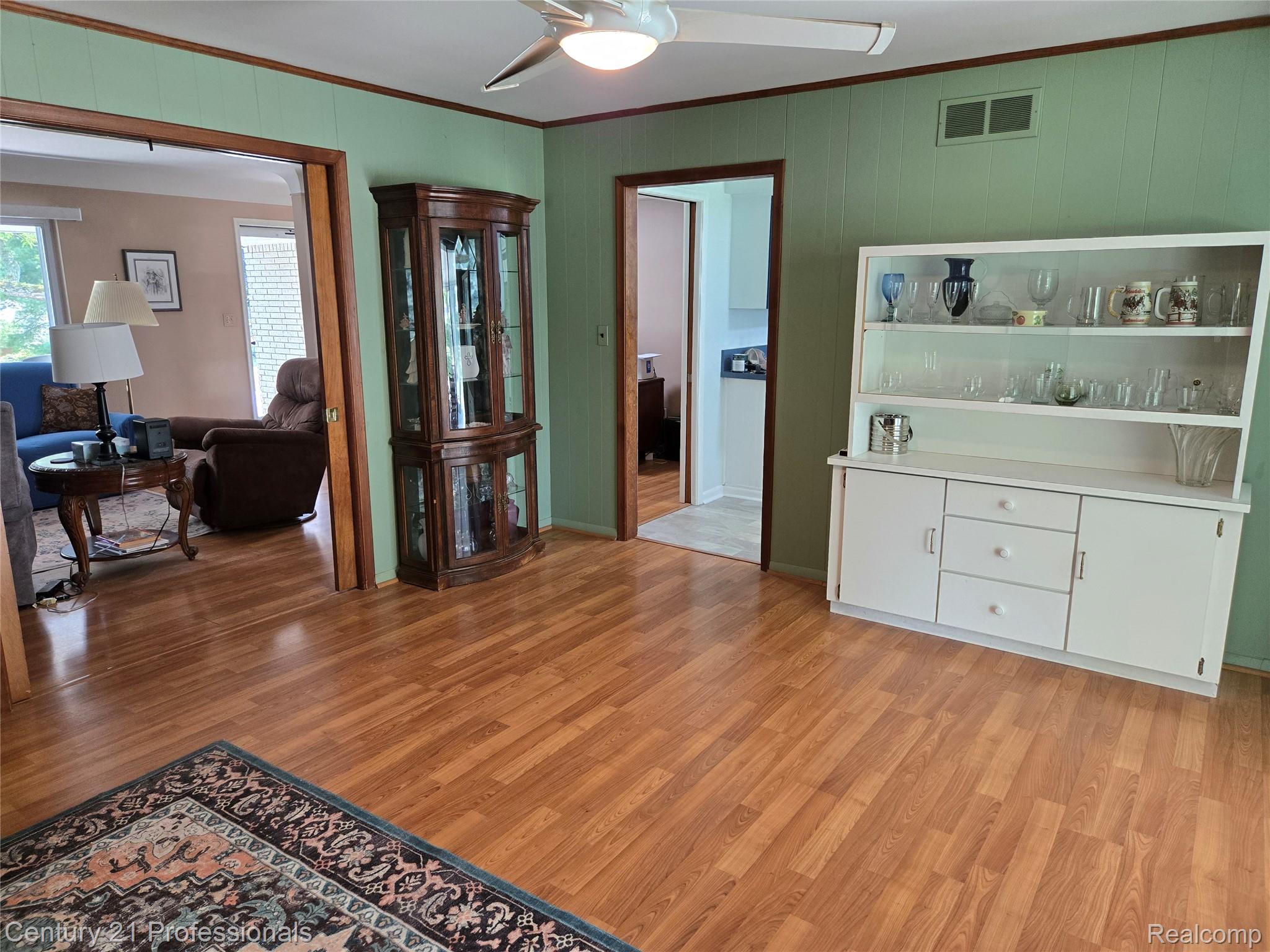 650 Longford Drive Rochester, MI 48309 - Photo 6 of 37 20250902_130100.jpg