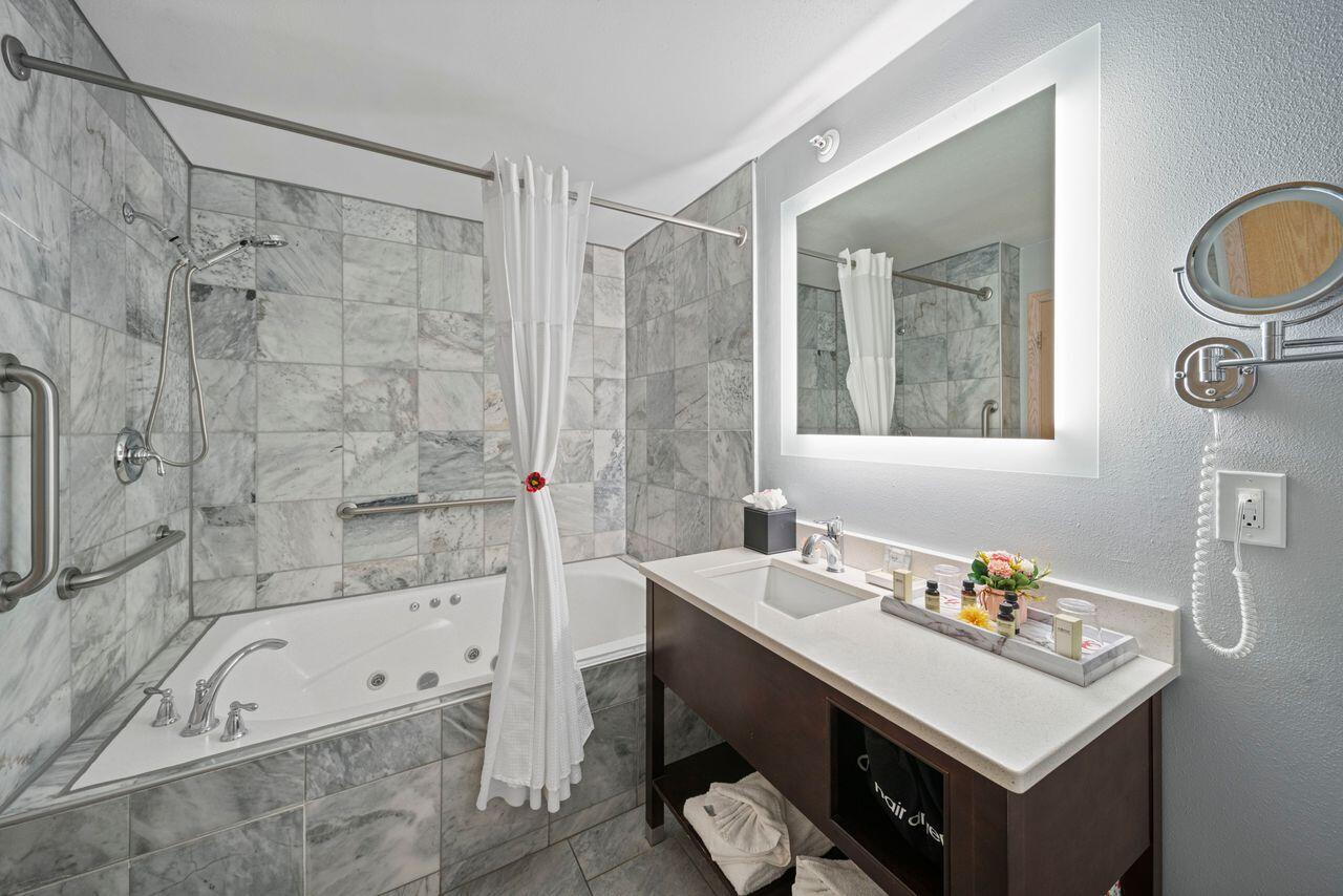 123 Center Street, Unit 212 Lake Geneva, WI 53147 - Photo 11 of 19 Jacuzzi Bath