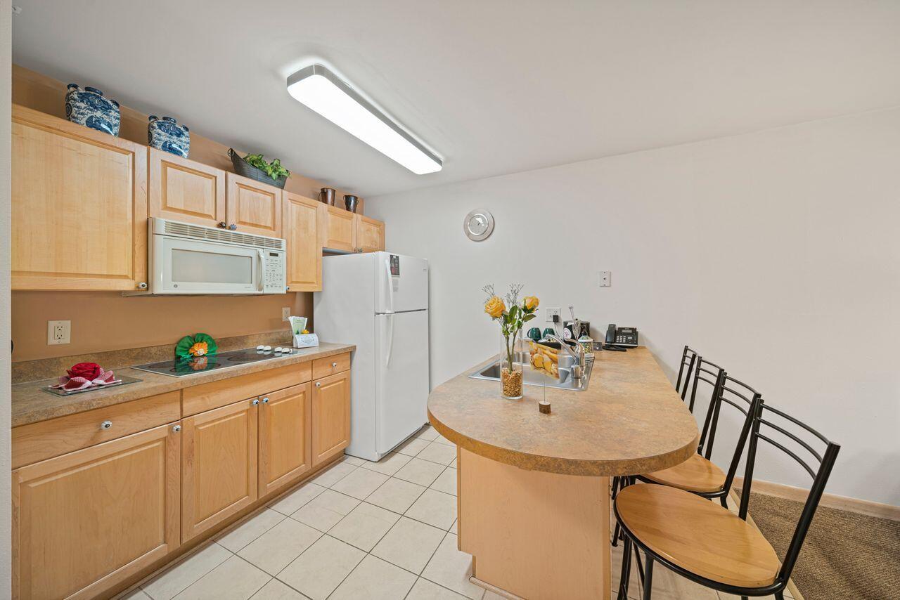 123 Center Street, Unit 212 Lake Geneva, WI 53147 - Photo 9 of 19 Full Kitchen