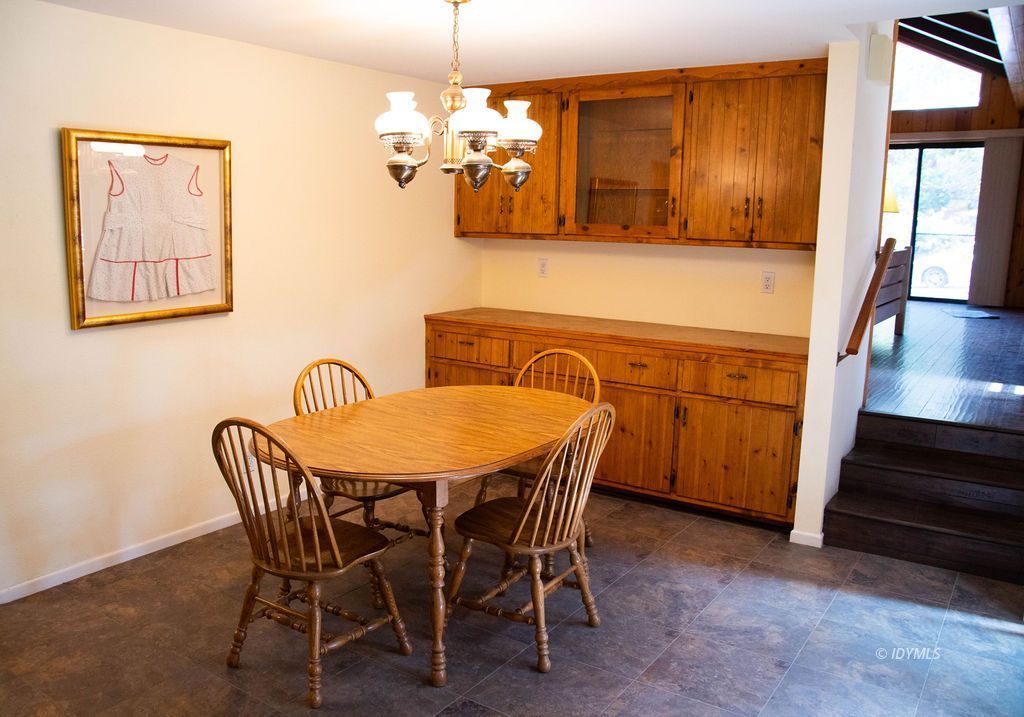 55441 Howland Road Idyllwild, CA 92549 - Photo 13 of 40 a dining room with furniture and window