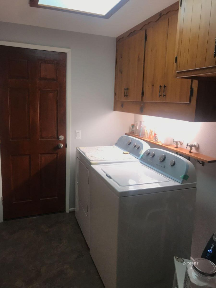 55441 Howland Road Idyllwild, CA 92549 - Photo 21 of 40 a utility room with dryer and washer