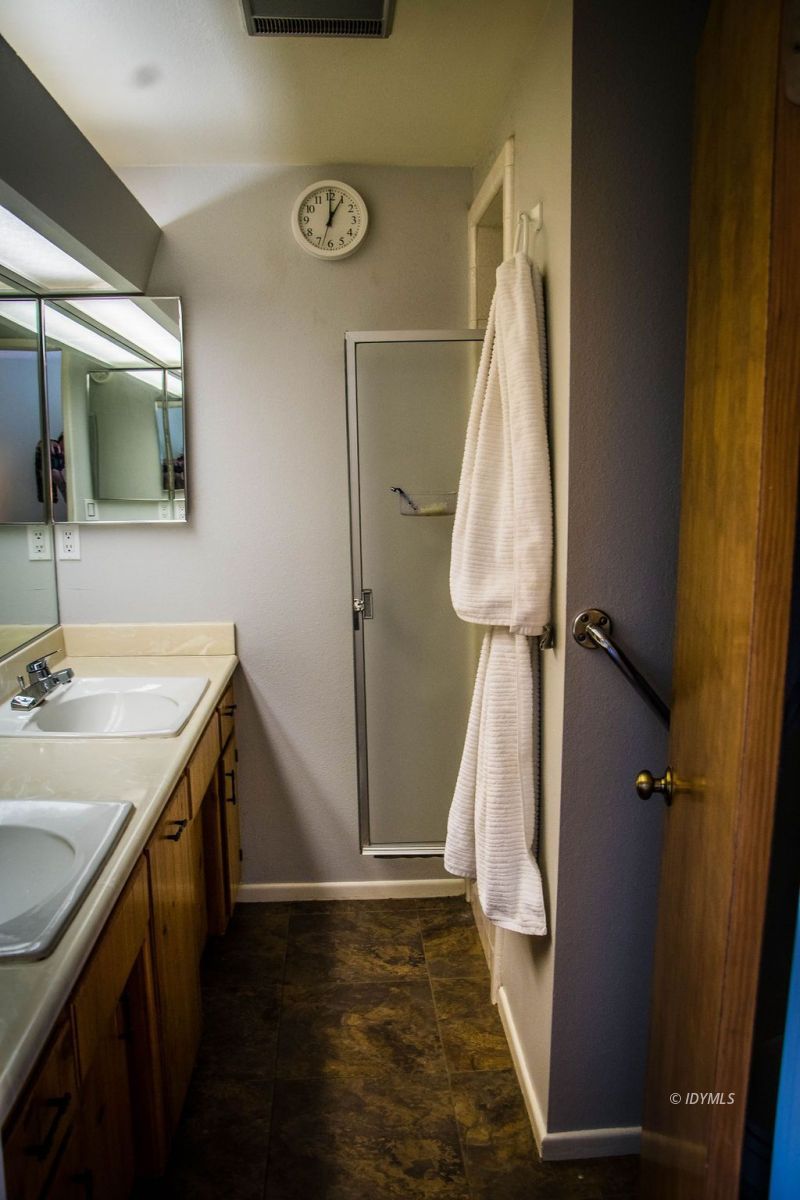 55441 Howland Road Idyllwild, CA 92549 - Photo 25 of 40 a bathroom with a sink and mirror