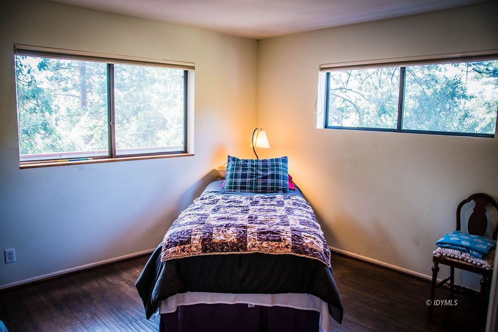55441 Howland Road Idyllwild, CA 92549 - Photo 26 of 40 a bedroom with a bed and a window