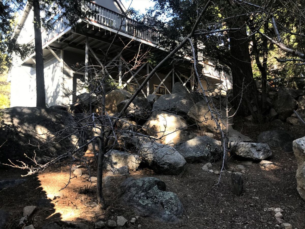 55441 Howland Road Idyllwild, CA 92549 - Photo 34 of 40 a view of a backyard of the house