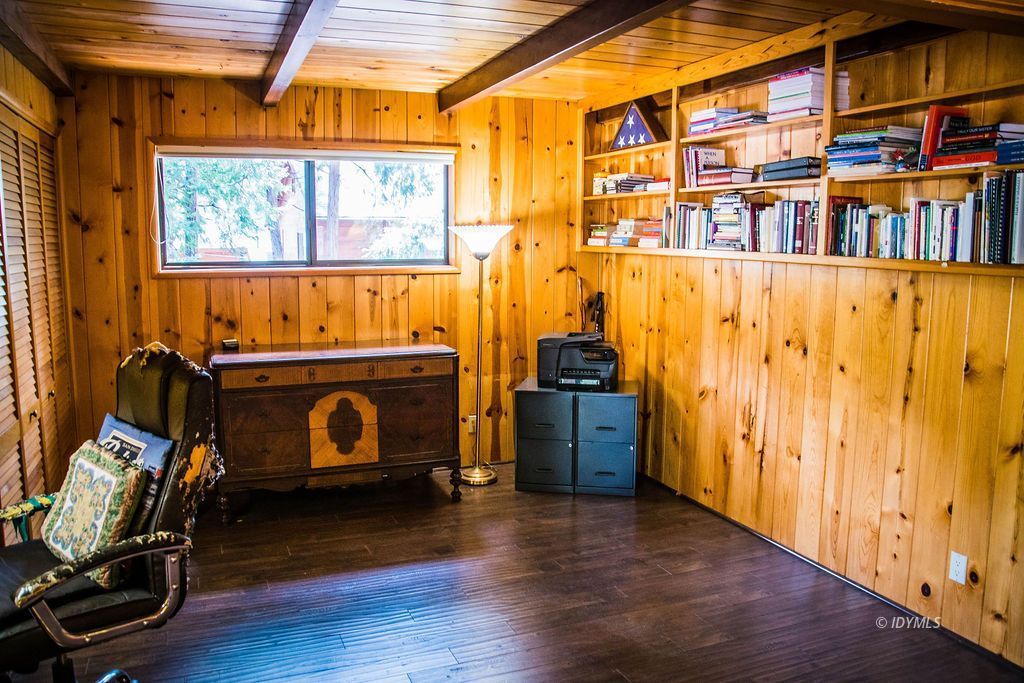 55441 Howland Road Idyllwild, CA 92549 - Photo 9 of 40 a view of a room with gym equipment
