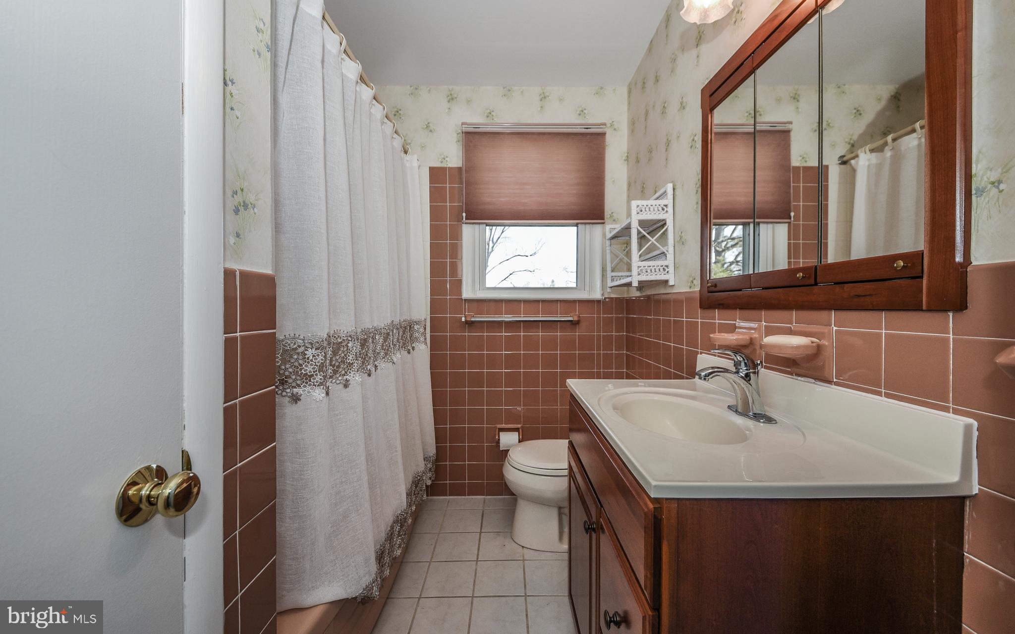 305 Suffolk Road Flourtown, PA 19031 - Photo 19 of 33 Hall Full Bath