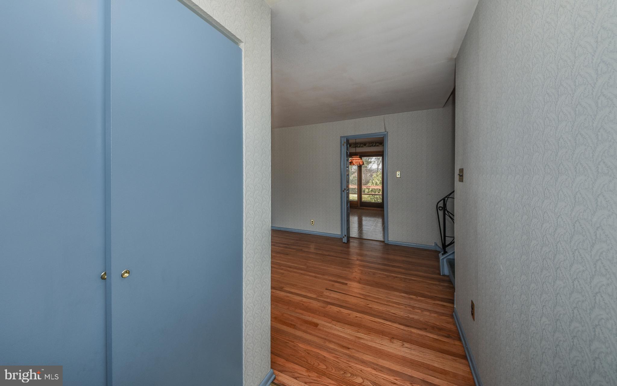 305 Suffolk Road Flourtown, PA 19031 - Photo 4 of 33 Foyer