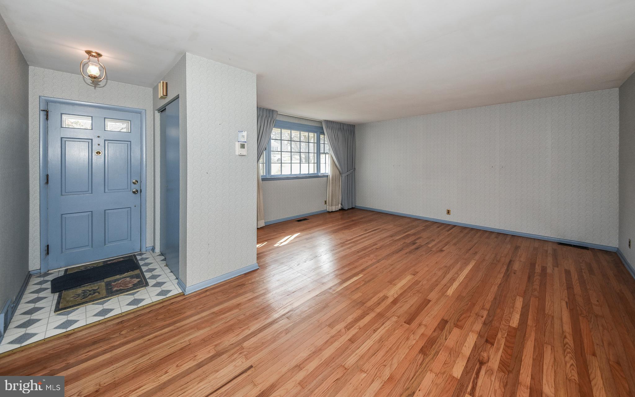 305 Suffolk Road Flourtown, PA 19031 - Photo 5 of 33 Foyer/Livingroom