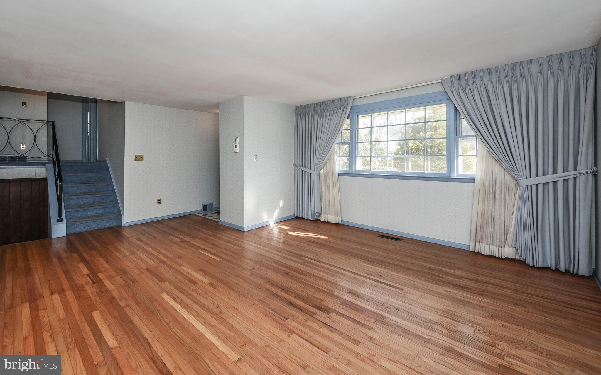 305 Suffolk Road Flourtown, PA 19031 - Photo 6 of 33 Livingroom