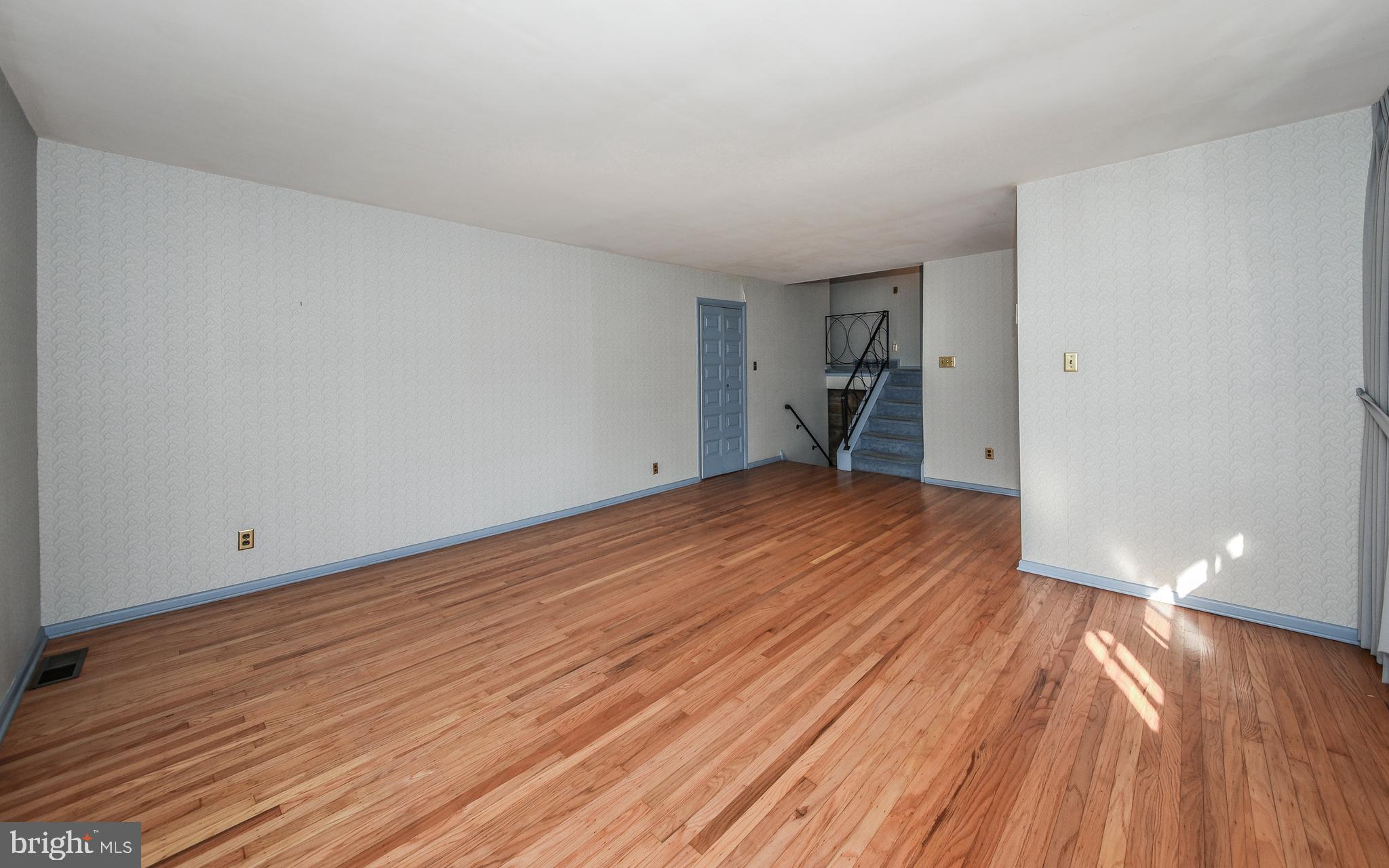 305 Suffolk Road Flourtown, PA 19031 - Photo 7 of 33 Livingroom