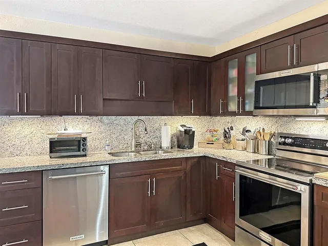 $9,000 | 280 Southeast 3rd Avenue, Pompano Beach, FL 33060