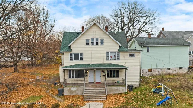 a view of house with a yard