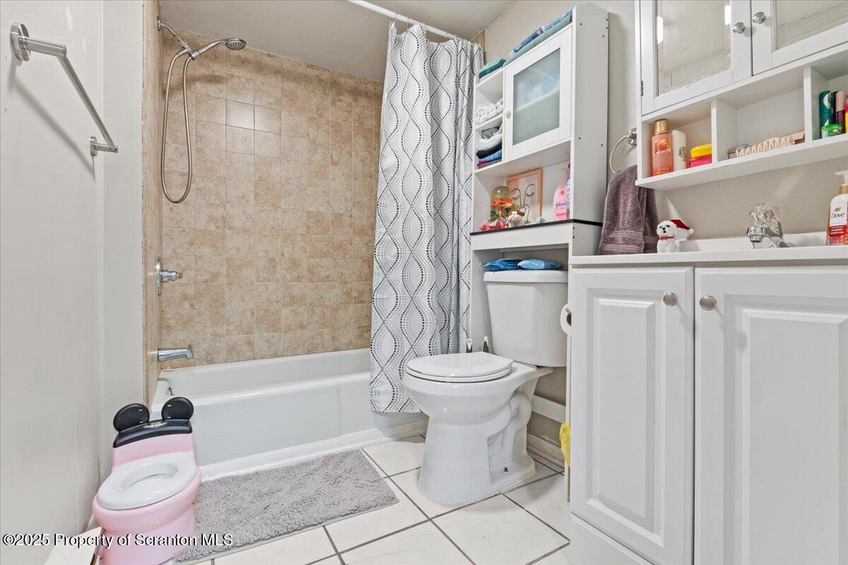 2515 North Main Avenue Scranton, PA 18508 - Photo 46 of 69 a bathroom with a toilet a sink and a shower