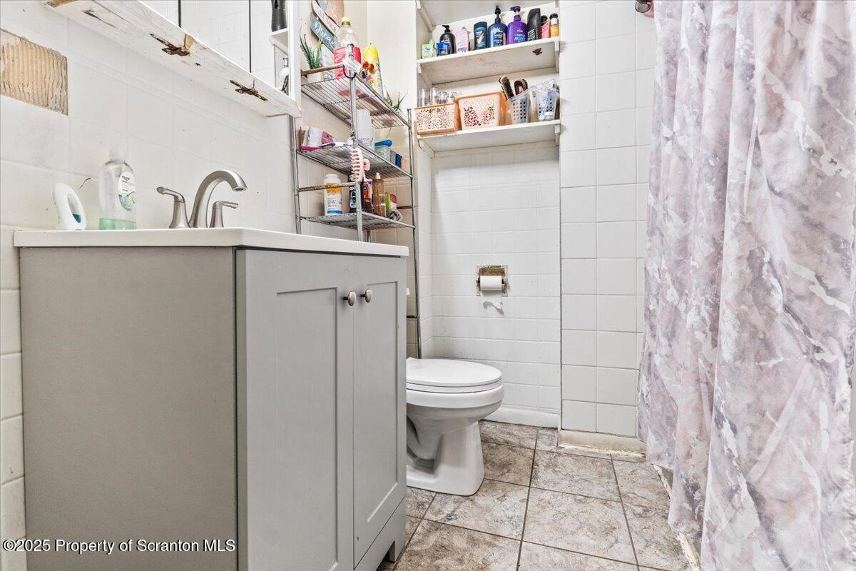 2515 North Main Avenue Scranton, PA 18508 - Photo 61 of 69 a bathroom with a toilet sink and mirror