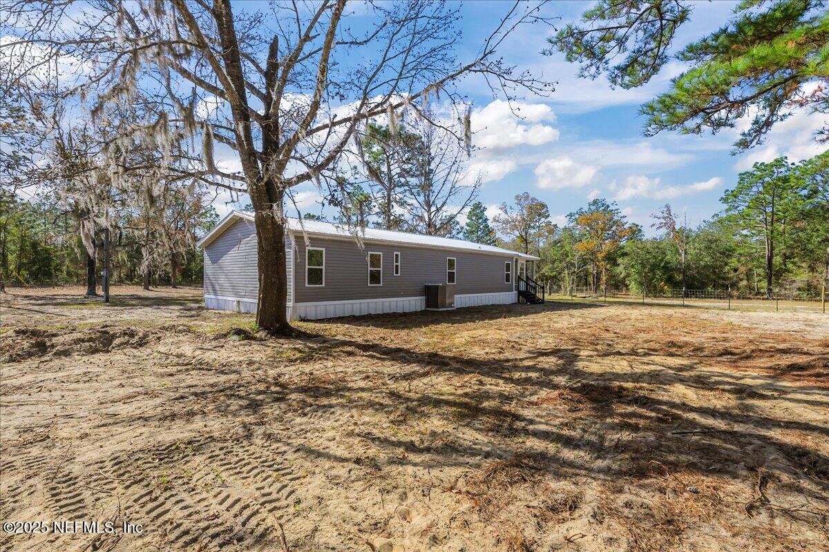 314 Union Avenue Interlachen, FL 32148 - Photo 11 of 30 a backyard of a house with lots of green space