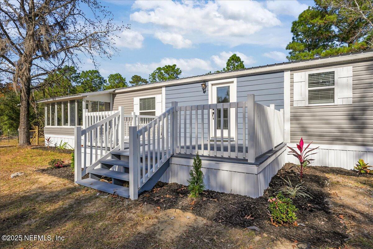 314 Union Avenue Interlachen, FL 32148 - Photo 4 of 30 a view of a deck with wooden fence and floor