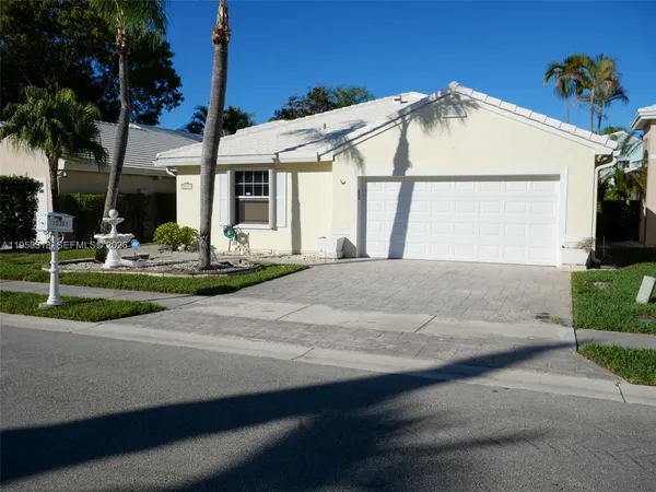 $4,000 | 15251 12th Boulevard, Unit 15251, Pembroke Pines, FL 33027