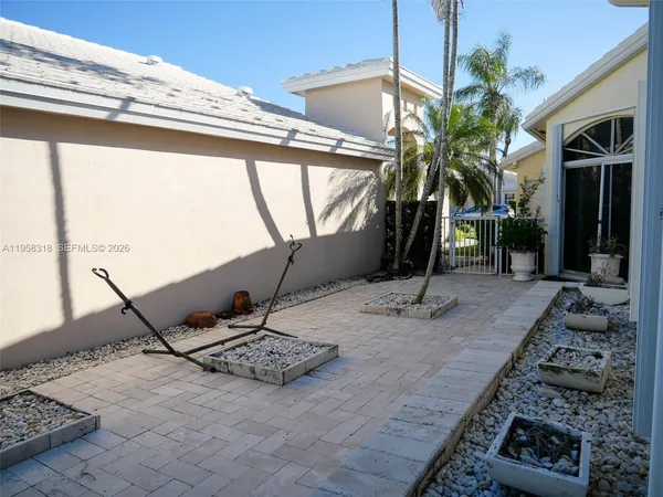 $4,000 | 15251 12th Boulevard, Unit 15251, Pembroke Pines, FL 33027