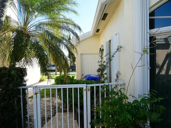 $4,000 | 15251 12th Boulevard, Unit 15251, Pembroke Pines, FL 33027