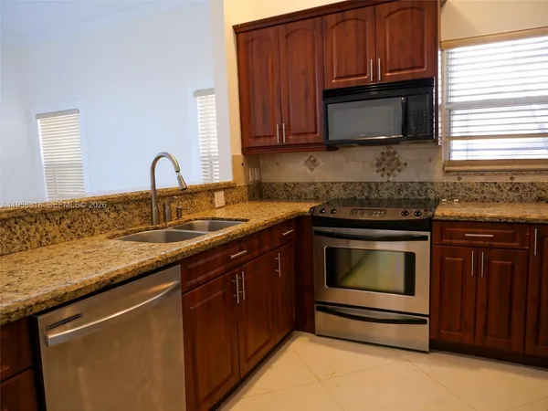$4,000 | 15251 12th Boulevard, Unit 15251, Pembroke Pines, FL 33027