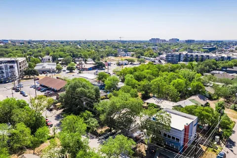 an aerial view of a house with outdoor space and lake view