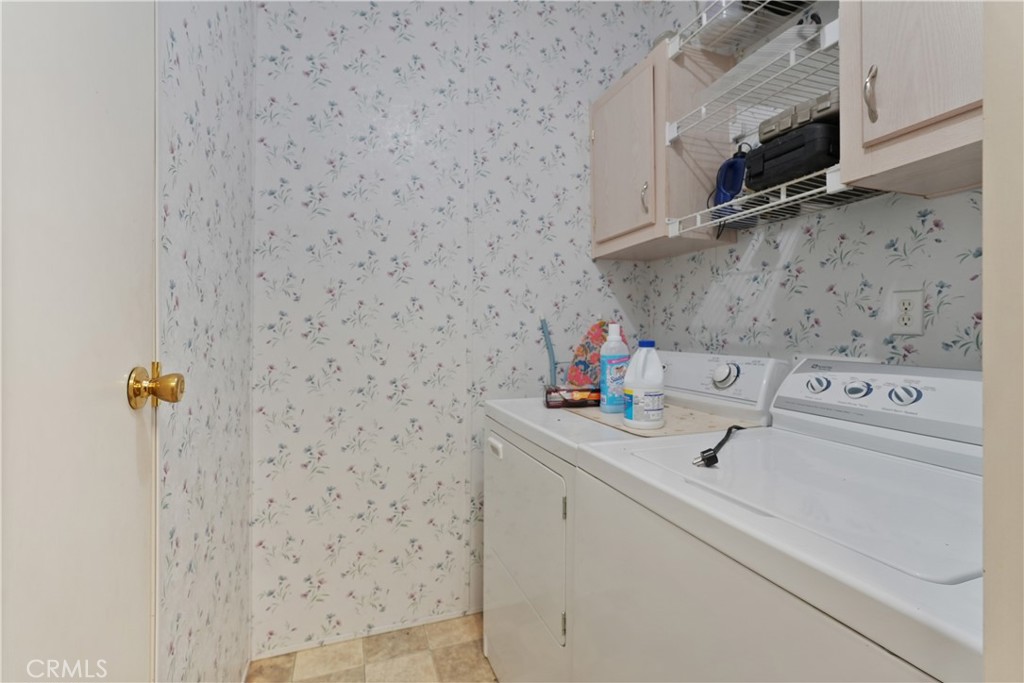 18420 Decker Road Perris, CA 92570 - Photo 16 of 26 a utility room with dryer and washer
