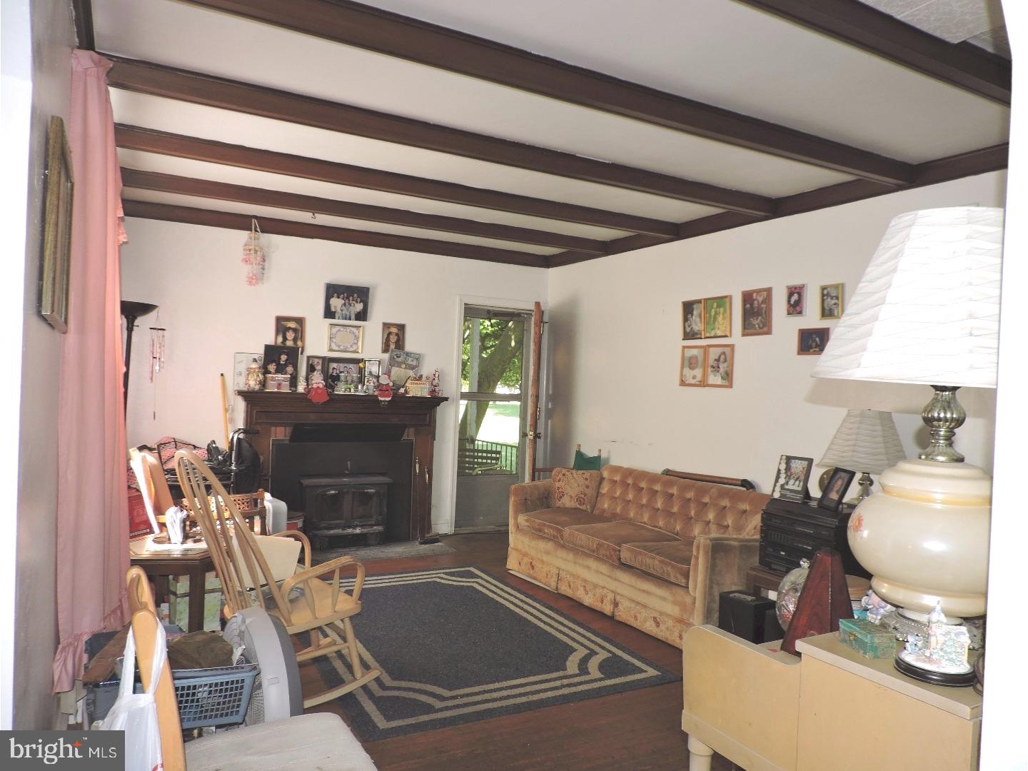 1316 Dill Road Havertown, PA 19083 - Photo 4 of 23 Living Room