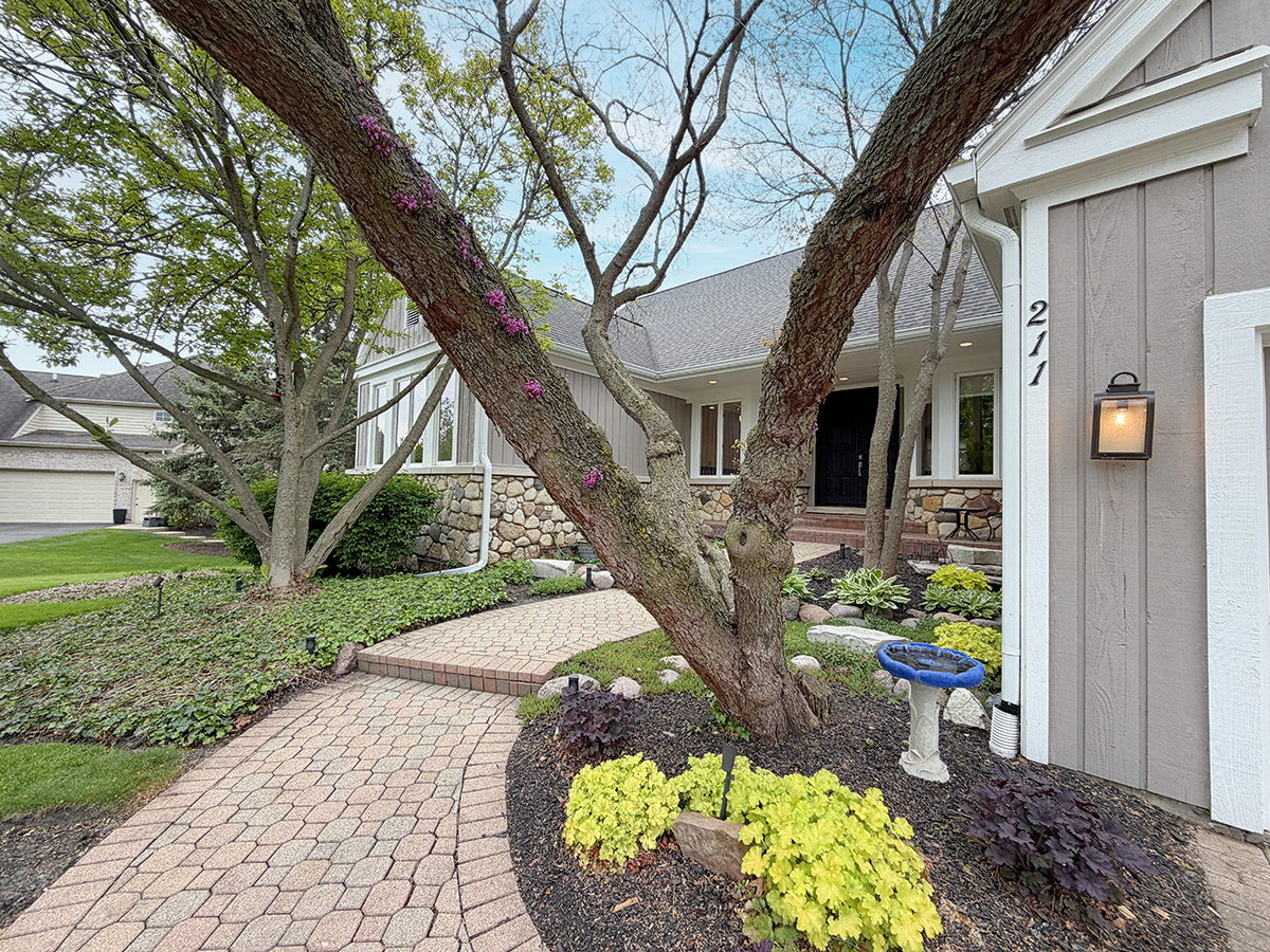 211 Ridge Lane Lake In The Hills, IL 60156 - Photo 4 of 63