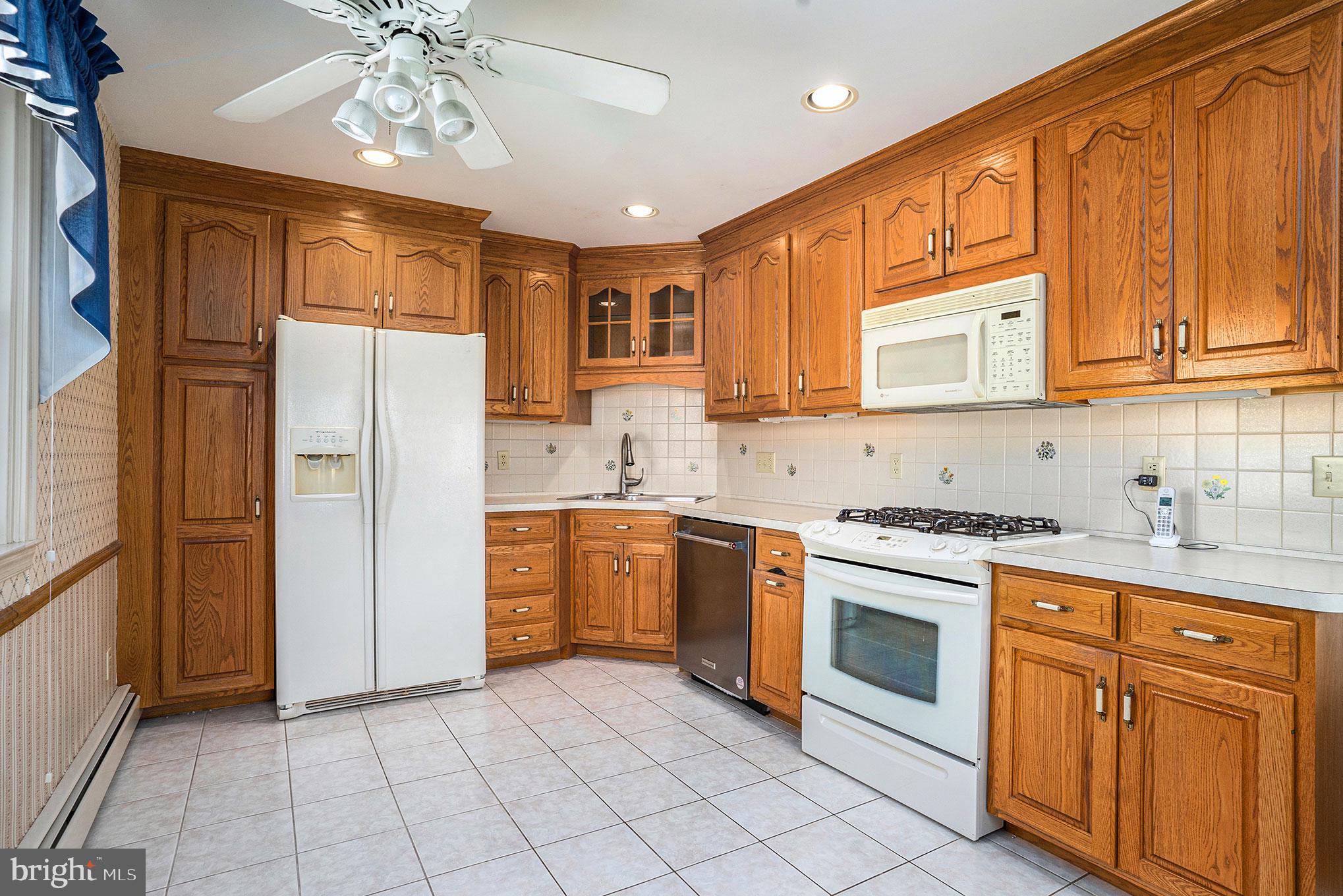 829 Medway Road Philadelphia, PA 19115 - Photo 4 of 25