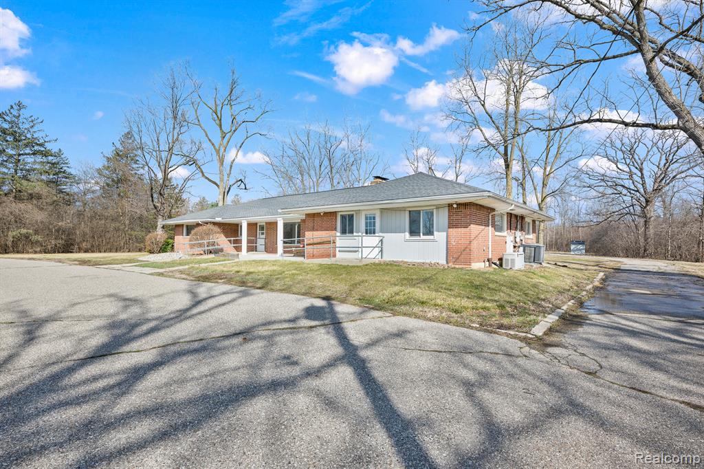 650 Grace Avenue Rochester Hills, MI 48307 - Photo 2 of 57
