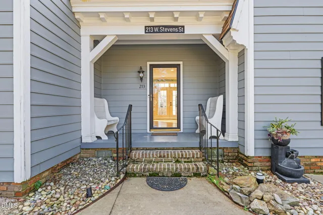a view of entryway front of house