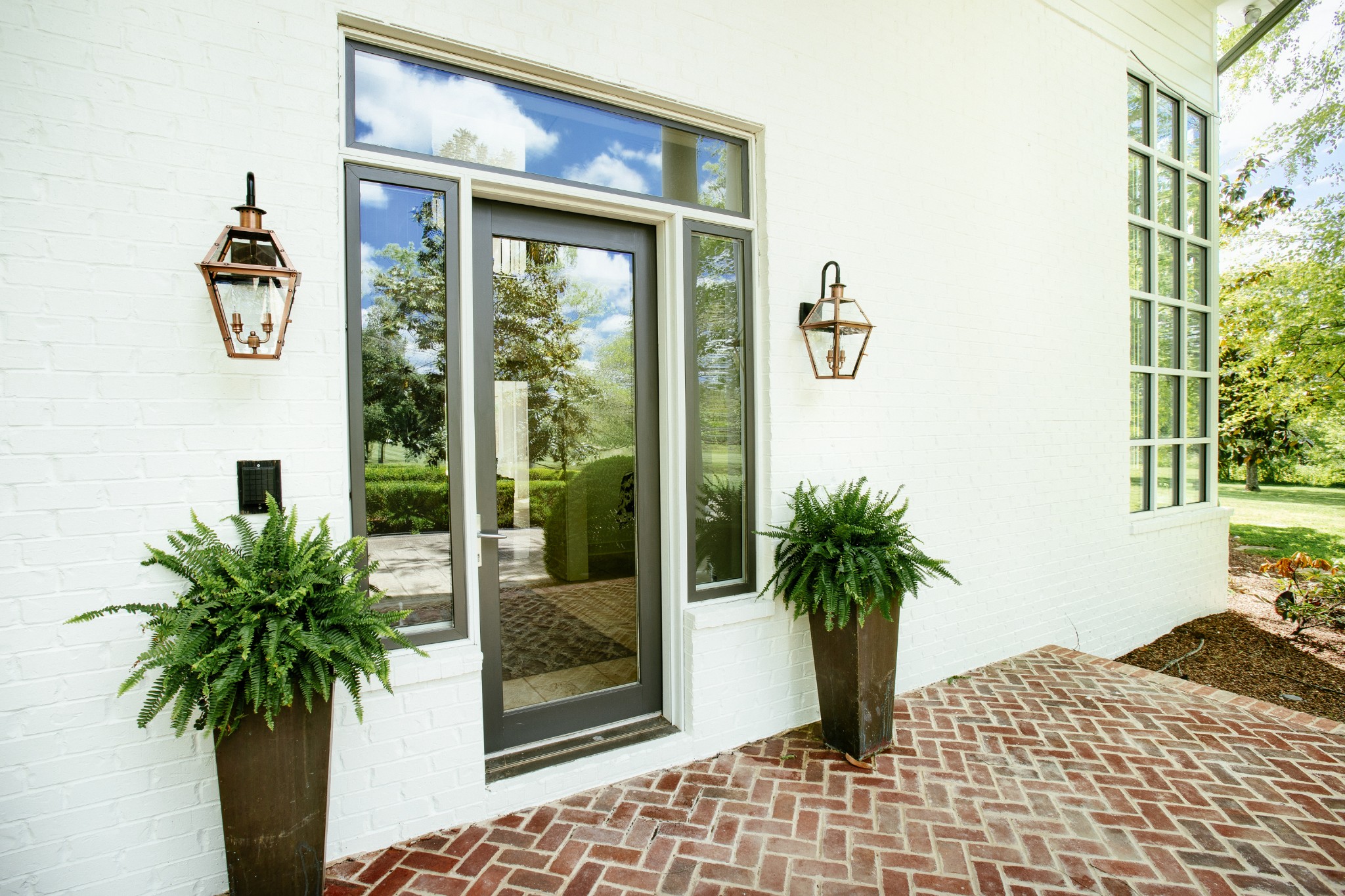 1539 Old Hillsboro Road Franklin, TN 37069 - Photo 2 of 38 a vase of flowers sitting on a table