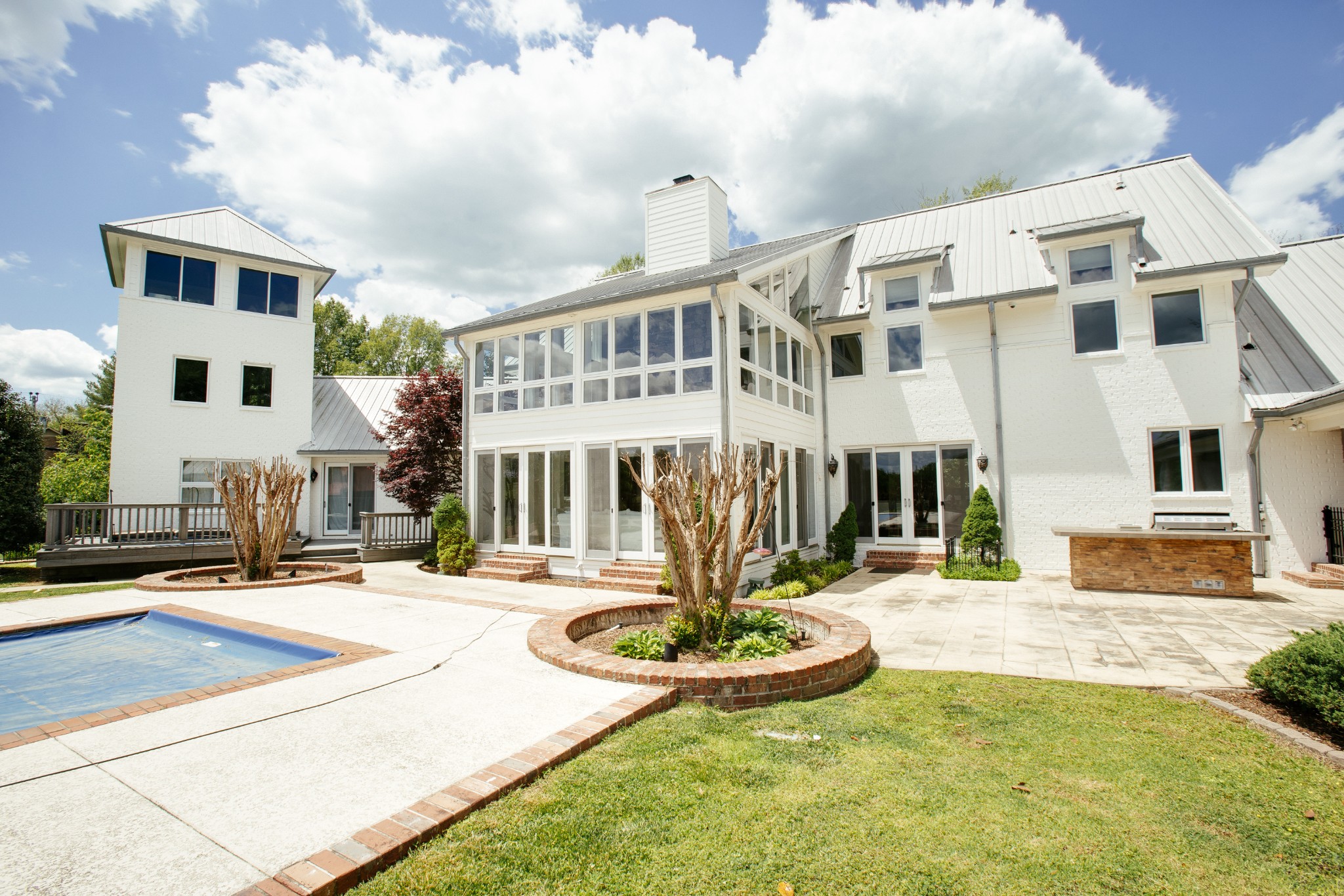 1539 Old Hillsboro Road Franklin, TN 37069 - Photo 27 of 38 a front view of a building with a garden and plants