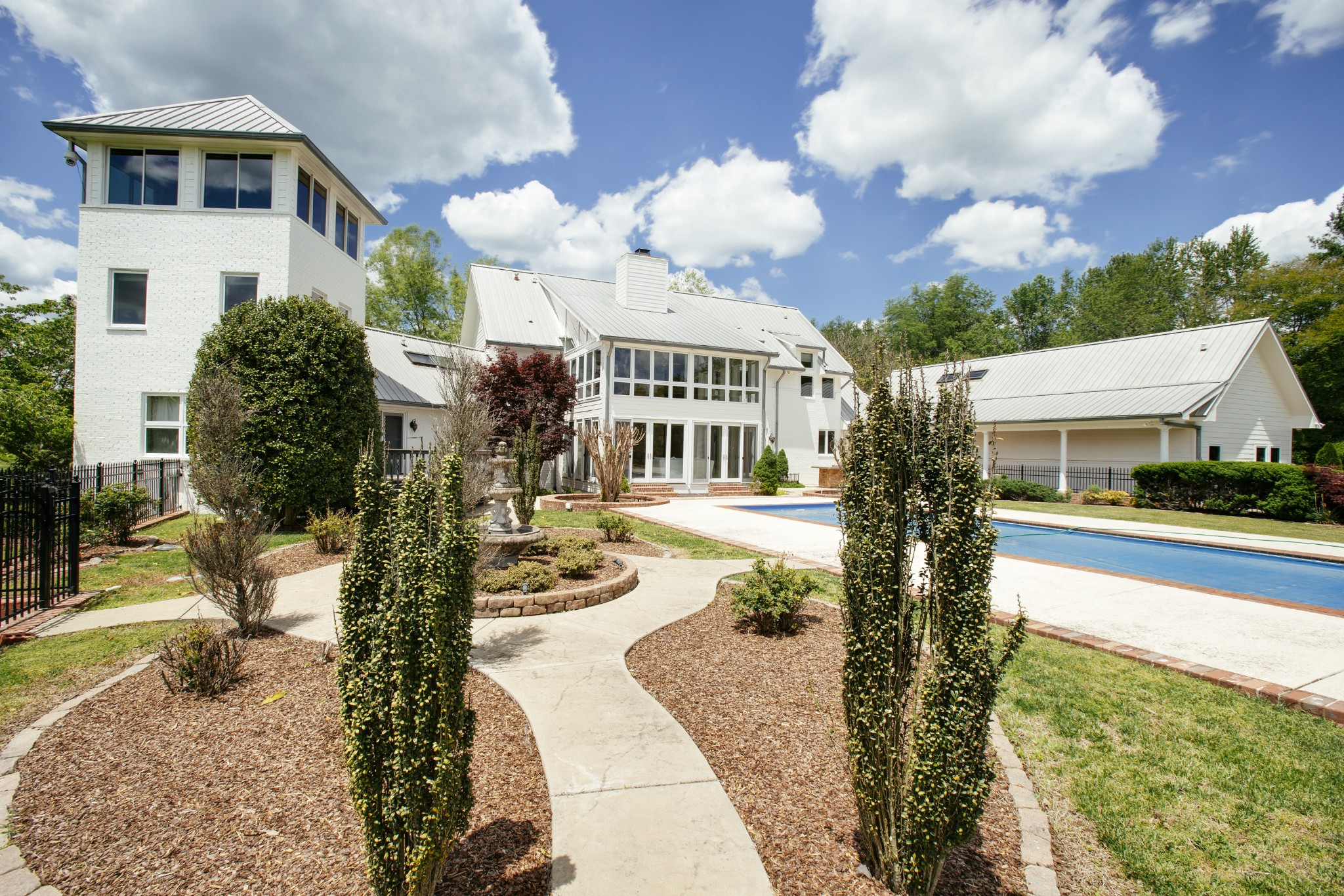 1539 Old Hillsboro Road Franklin, TN 37069 - Photo 28 of 38 a front view of a house with a yard and fountain