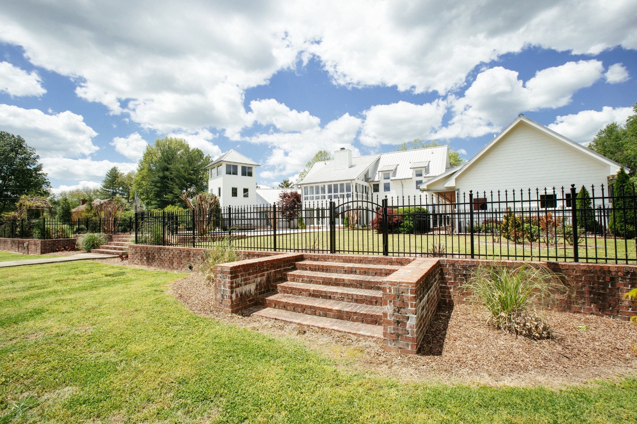 1539 Old Hillsboro Road Franklin, TN 37069 - Photo 30 of 38 a view of a backyard with a garden