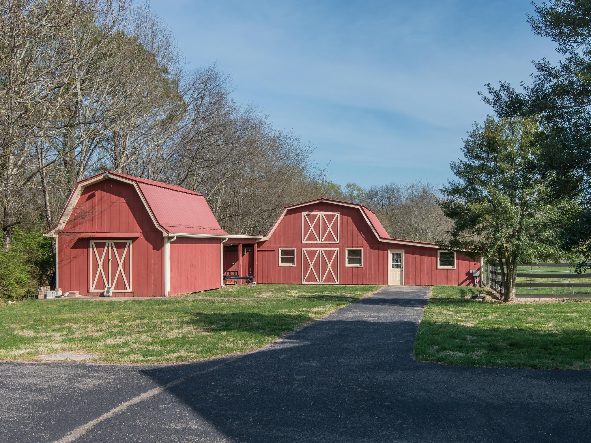 1539 Old Hillsboro Road Franklin, TN 37069 - Photo 38 of 38 a front view of a house with garden