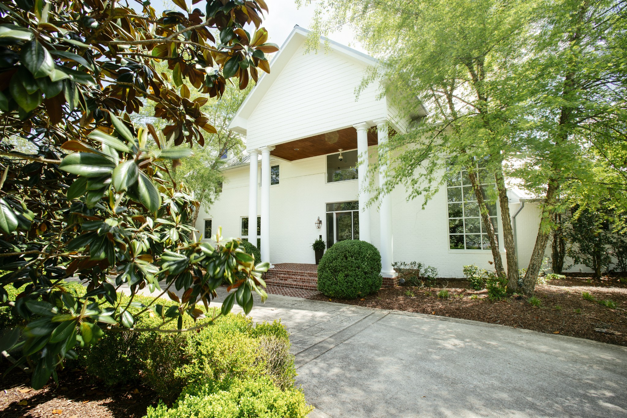 1539 Old Hillsboro Road Franklin, TN 37069 - Photo 6 of 38 a front view of a house with a yard