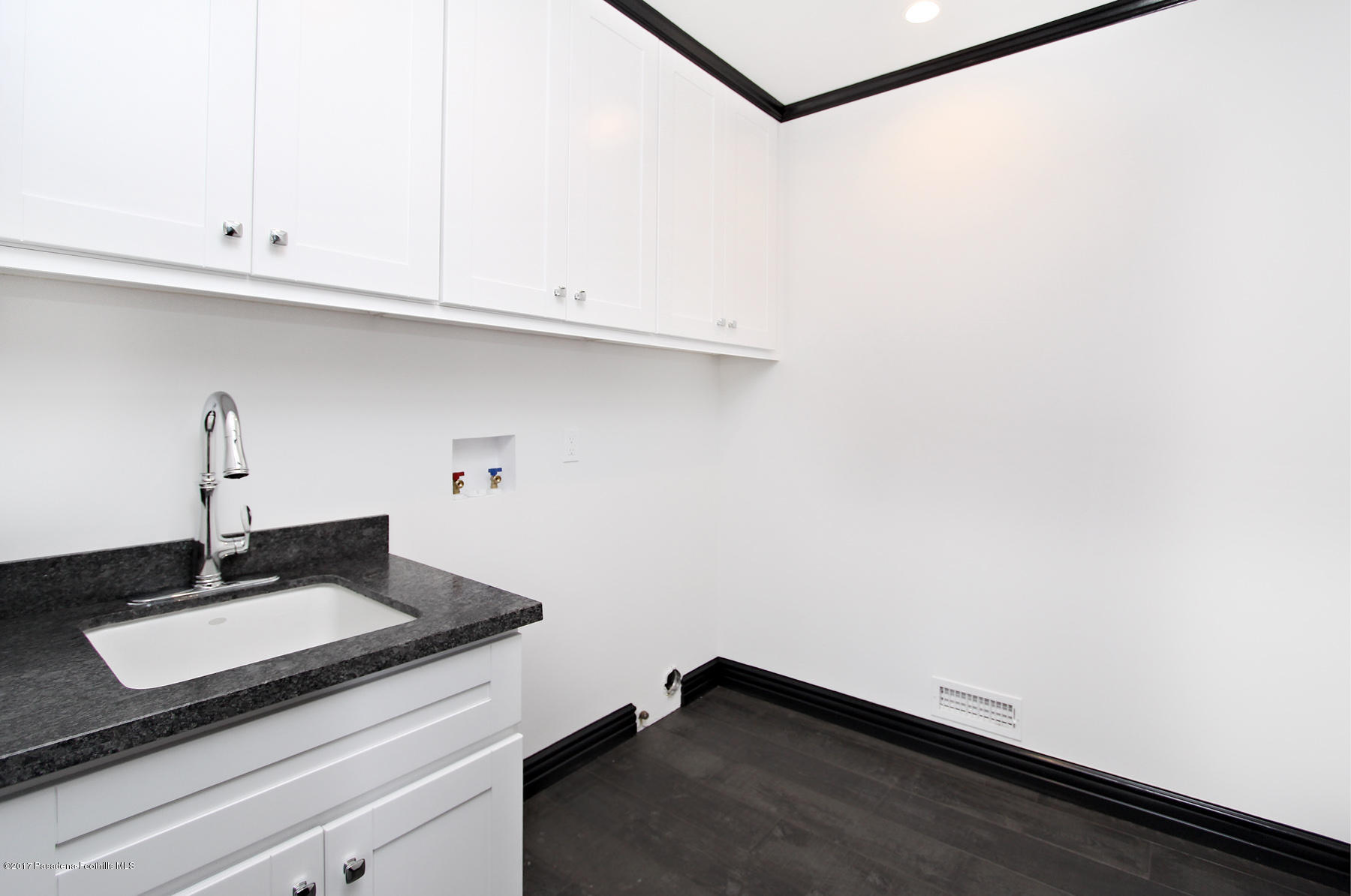 1415 Parkview Avenue Pasadena, CA 91103 - Photo 29 of 35 a bathroom with a sink and a mirror