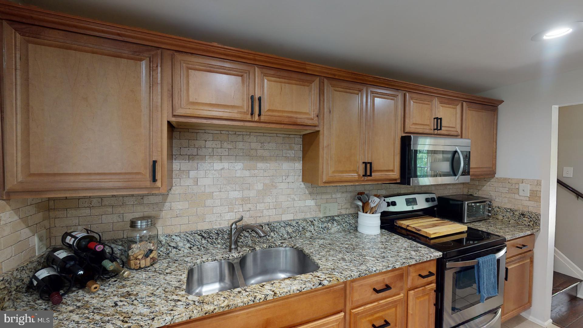 7808 Metacomet Road Hanover, MD 21076 - Photo 5 of 33 Handsome custom backsplash