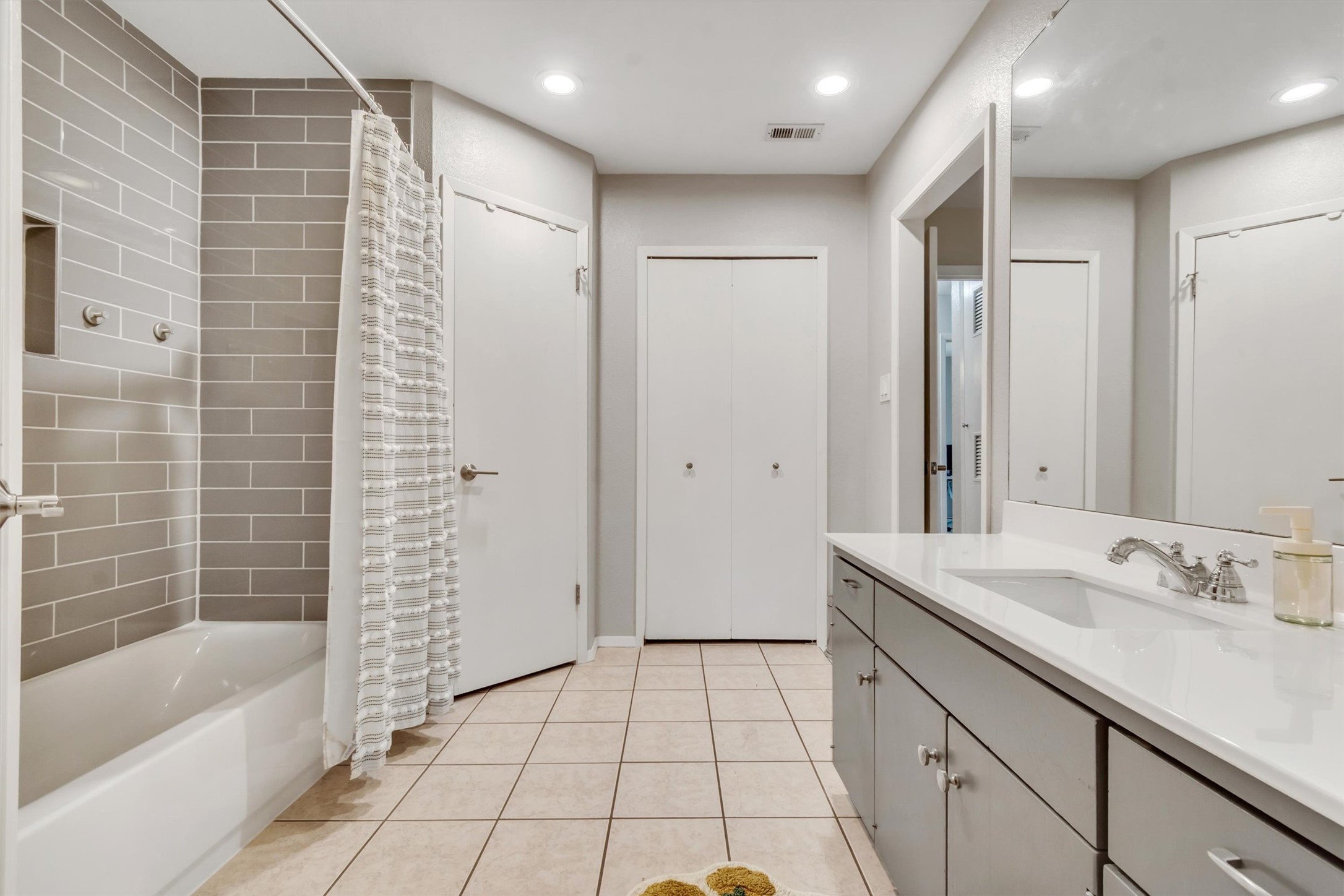 10809 Parkfield Drive Austin, TX 78758 - Photo 15 of 24 Renovated and ready — subway tile done right