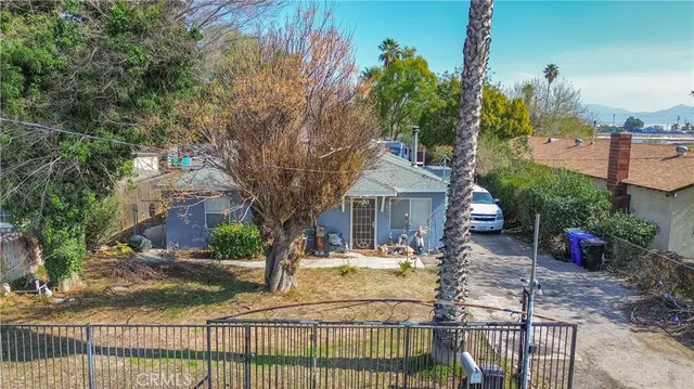 a view of a house with backyard and sitting area
