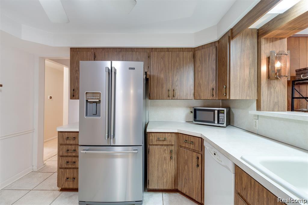 22104 Gill Road Farmington Hills, MI 48335 - Photo 7 of 39