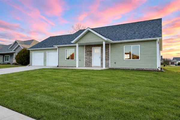 $465,000 | 2164 Marvs Lane Northeast, Stewartville, MN 55976