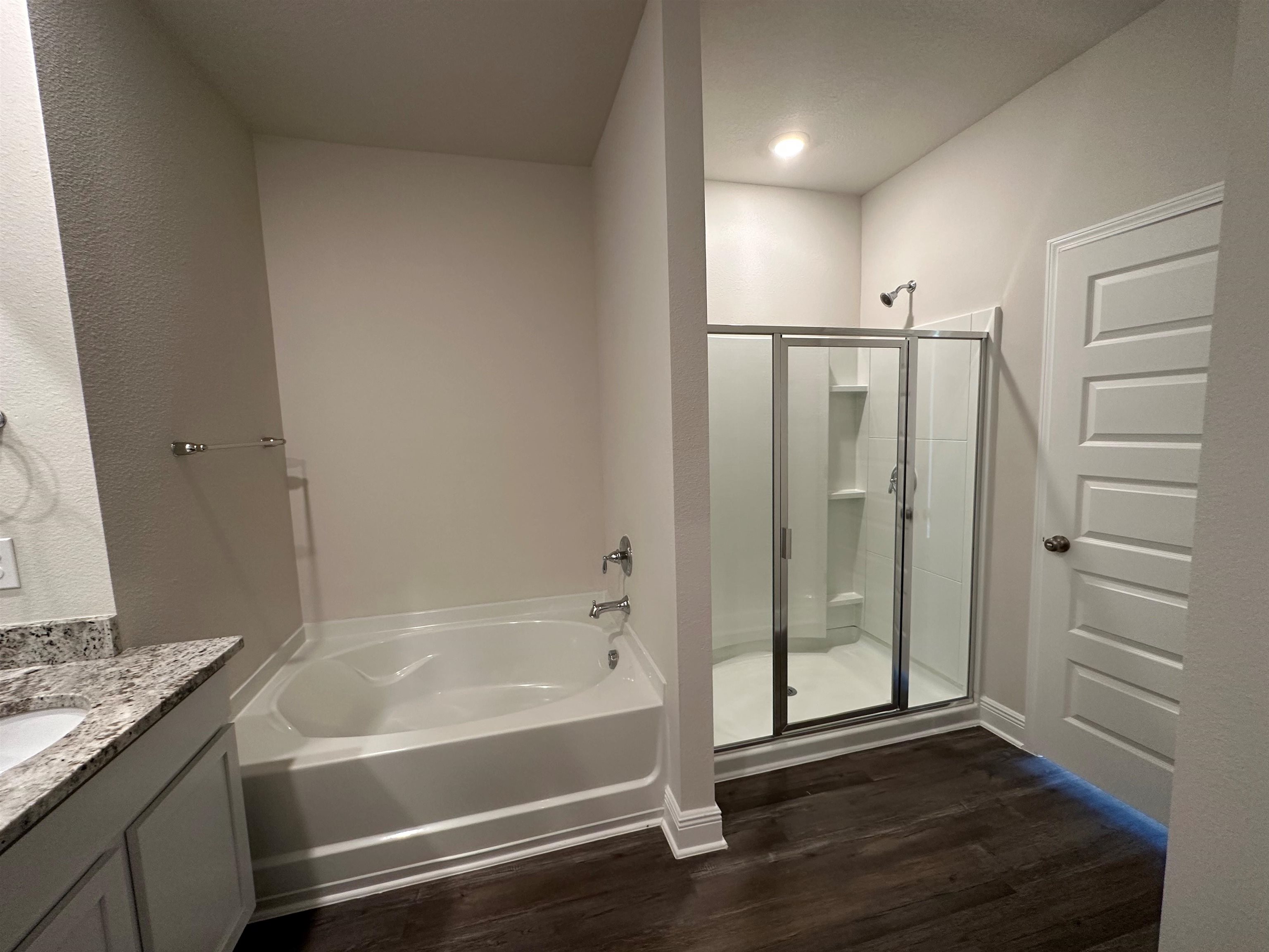 1005 Hayward Loop, Unit 13 Foley, AL 36535 - Photo 14 of 18 Primary bath tub and show