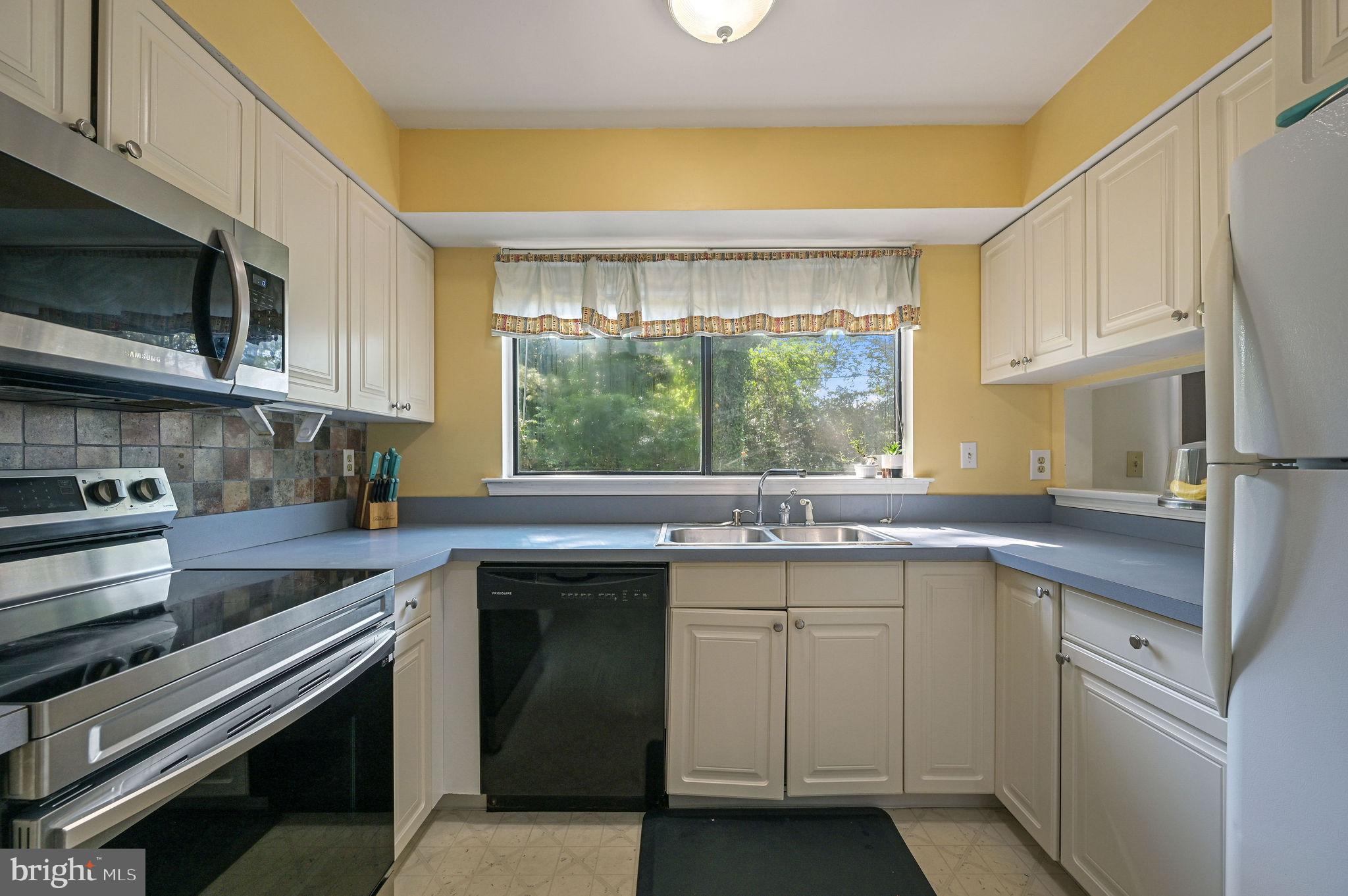 447 Alder Road Dover, DE 19904 - Photo 14 of 27 Spacious kitchen