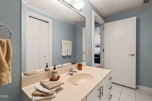 $285,000 | 700 Market Street, Unit 215, Chapel Hill, NC 27516