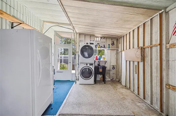 a view of entryway with washer and dryer